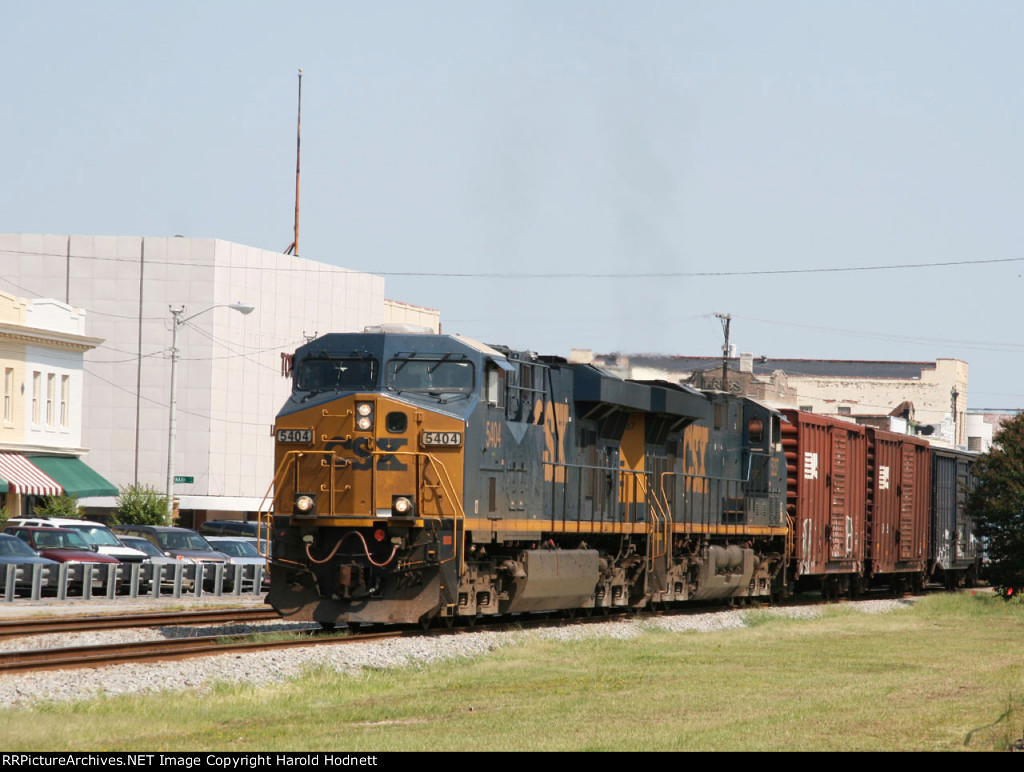 CSX 5404 leads train Q405 southbound thru town